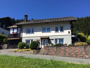 Außenseite Ferienhaus [Sommer]