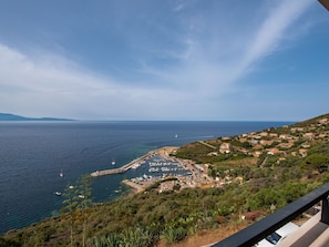 Wolke, Wasser, Himmel, Gebäude, Azurblau, Pflanze, Küsten Und Ozeanische Forms, Terrain, Horizont, Landschaft