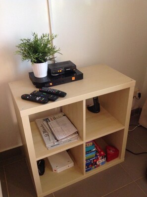 wifi, box orange, canal+ puzzle, trivial pursuit etc....