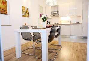 Apartment Le Monde - Kitchen & Dining area