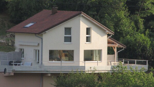 Façade avec vue panoramique sur le village et la vallée
