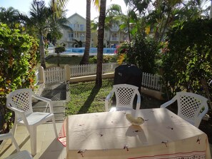 Superbe vue.. terrasse, pelouse, jardin privé, jardin environnant et piscine