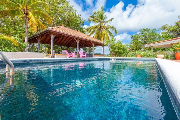 La piscine et le pool house