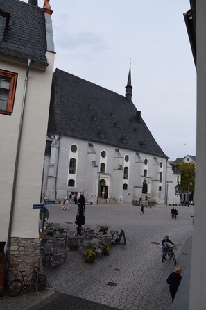 Blick auf den Herderplatz mit Herderdenkmal und Herderkirche