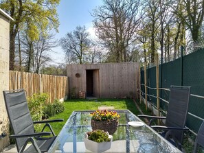 Zonnige, rustig tuintje met zicht op het groen van park Liedts 