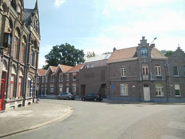 doodlopende, rustige straat aan park Liedts, in het stadscentrum
