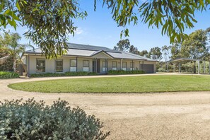 Large home with convienient driveway and plenty of space for groups