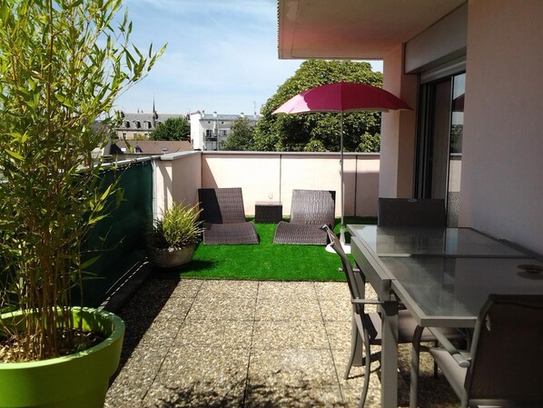 34m² de terrasse, plein Sud. Abritée du vent du Nord
