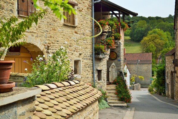 La rue du Val avec la vue sur l'entrée du gîte.