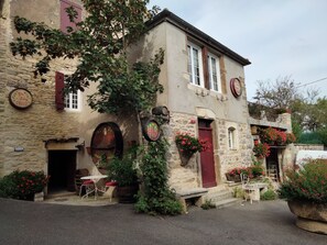 le gîte avec le parking, le garage et la petite cave pour votre accueil.