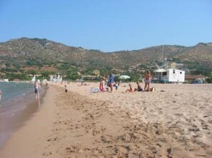 La plage est à 15 minutes à pieds ou à 5 minutes en voiture avec parking gratuit