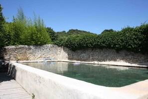 Bassin d'eau douce / vue sur colline
