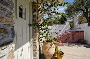 Exterior/ entrance courtyard
