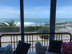 Bedroom 5 views of the ocean and skatepark.