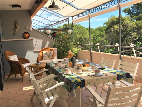 Outdoor dining