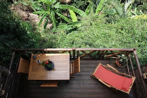 La terrasse surplombant notre jardin