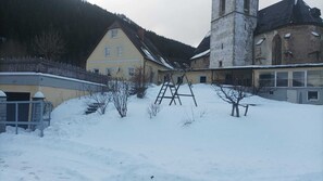 Gebäudeansicht im Winter