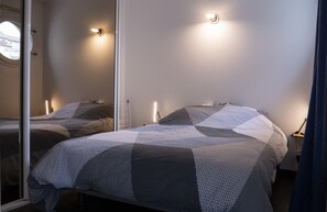 Chambre de 9m² avec grande penderie. Les taies et housse de couette sont fournis