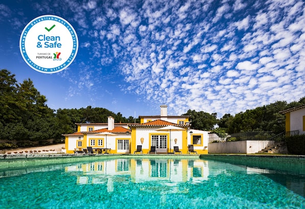 Vista geral da casa e piscina