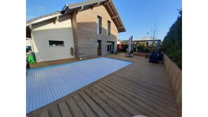Villa côté piscine (volet roulant électrique sur piscine)