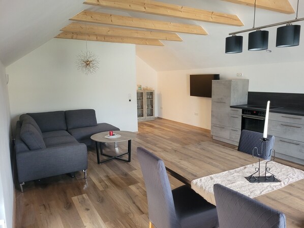 Urlaub in aufwendig sanierter OG-Wohnung-Aufenthaltsraum mit Küche, Wohn- und Ess-Bereich