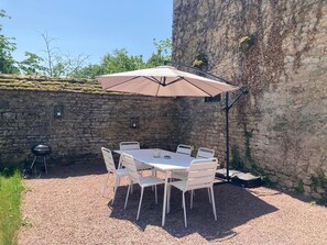 Coin repas : table, chaises, barbecue...