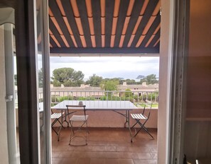Accès à la terrasse par le salon