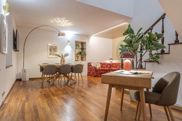 Salone, sala da pranzo con angolo scrittoio piano terra